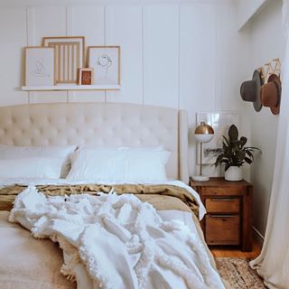 HAPPY MONDAY FRANDDDDS. ✨
We arrived home late last night hearts full + with cold ridden bodies, but that’s okay. Looking at the positives: At least it’s not a tummy bug. AM I RIGHT? 🤪
Butttt moving on! These amazing sheets just arrived in the mail from @brooklinen and paired with the new art from @oppositewall I’m in lurvvv.
-
ALSO, I was featured for this weeks #thedelightofdecor and I’m so honoured!
If you want to play along and be featured next week follow the steps below:⁣⁣⁣⁣⁣
⁣
1 - Tag your awesome decor with #thedelightofdecor this week⁣⁣⁣⁣
⁣
2 - Follow all your hosts below:⁣⁣⁣
🌿Erica @annageorgiannahome⁣⁣⁣⁣
🌿Janelle @burnettbungalow⁣⁣⁣
🌿Maggie @experimentingwithdecor⁣⁣⁣⁣
🌿Kayleigh @ourwelldesignedlife⁣⁣⁣⁣
🌿Rachel @thenortherncurrent⁣⁣⁣⁣
🌿Nikki @cottageandsea⁣⁣⁣⁣
✨Co-host✨ @jessicasaramorris
⁣
3 - We'll pick a winner to feature next Monday! The winner will be featured on all our accounts and asked to co-host with us.⁣⁣ Feel free to invite a few friends to play along!